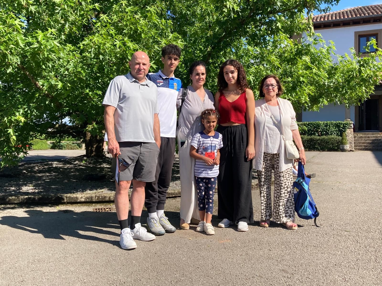 Jaime Hevia, Jaime Hevia Ruiz, Vanessa Ruiz, Ángela Hevia Ruiz y María José García junto a la pequeña Galia, que pasará su segundo verano con su familia cántabra de acogida. 