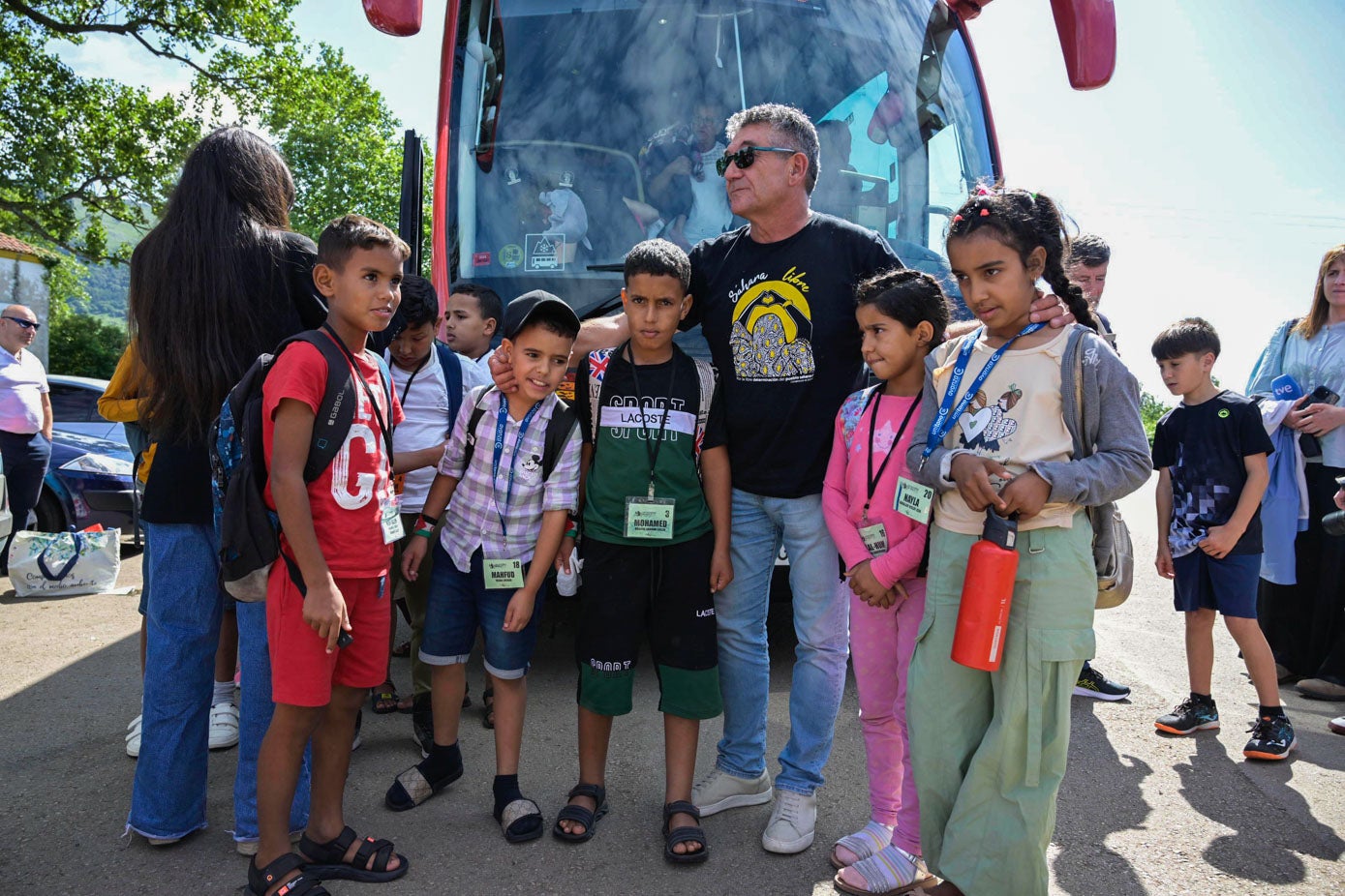 Un grupo de niños, nada más bajar del autobús que les ha traído desde el aeropuerto de Loiu (Vizcaya). 