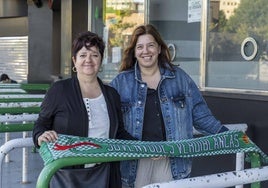 Milagros Mazón, a la izquierda, y Elena Gutiérrez, en las taquillas de los Campos de Sport.