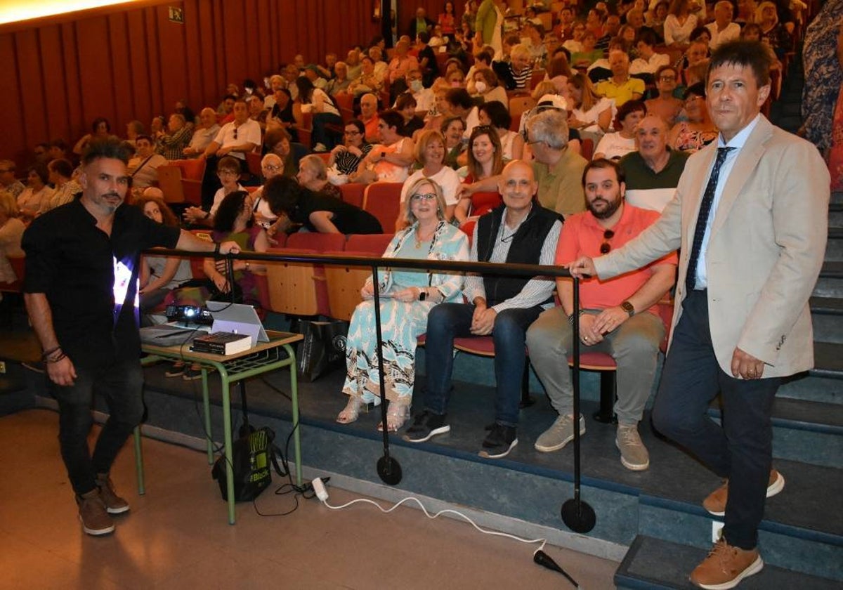 Autoridades y dirección del CEPA de Los Corrales en el acto de graduación de alumnos.