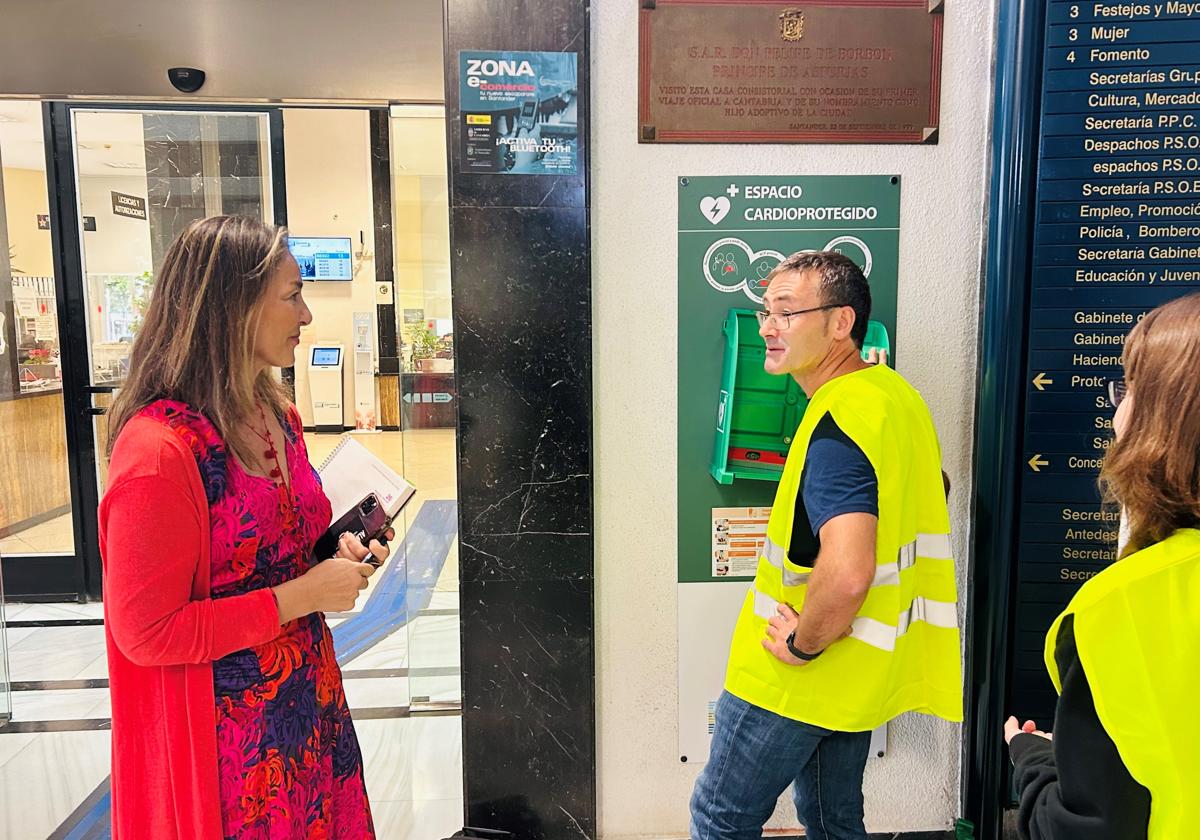 La concejala de Salud, Zulema Gancedo, durante la instalación de uno de los desfribiladores.