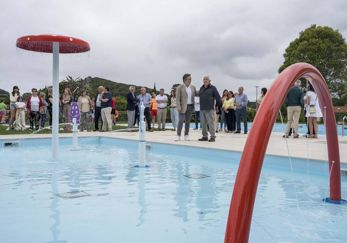 El alcalde, Diego Movellán, durante la inauguración de las piscinas de Camargo.