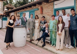 Jesús Ruiz, sentado, rodeado de su familia en la boda de una de sus nietas.