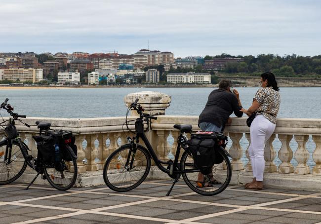 Turistas en El Sardinero este lunes