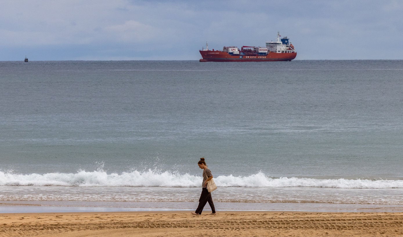 Las playas solitarias son la tónica estos días. El Sardinero este lunes