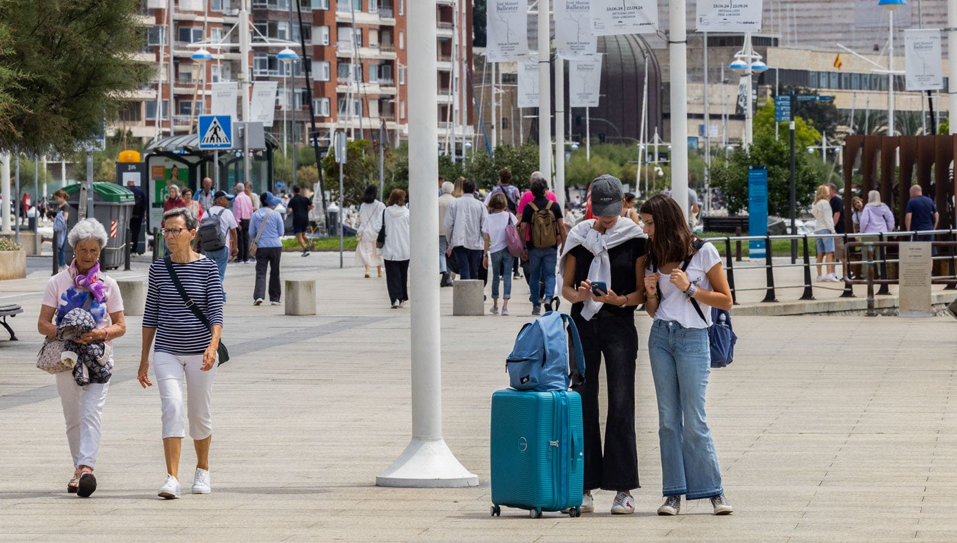 Dos turistas consultan la ruta, o el tiempo, este lunes en su móvil