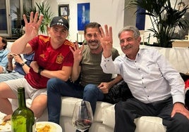 Iker Casillas, Fernando Hierro y Miguel Ángel Revilla, ayer, celebrando los cuatro goles de España.