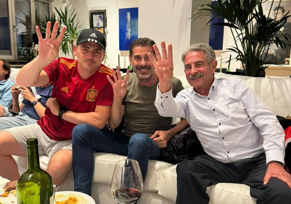 Iker Casillas, Fernando Hierro y Miguel Ángel Revilla, ayer, celebrando los cuatro goles de España.