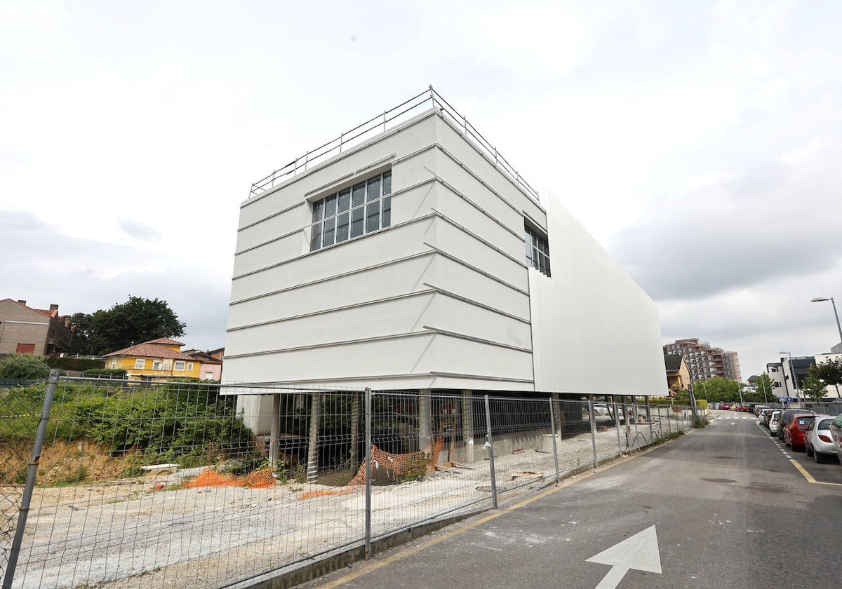 Edificio de la Tecnoteca, aún en construcción y sin trabajadores en la zona, en El Valle, Torrelavega.