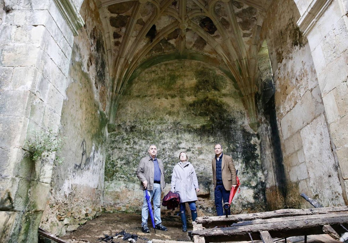 El consejero de Fomento, Roberto Media, junto a la consejera de Cultura, Eva Guillermina Fernández en la capilla del palacio.