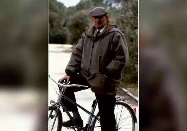 Miguel Delibes con su bicicleta