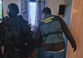 Dos agentes en el interior del bungaló en el que se encontraba.