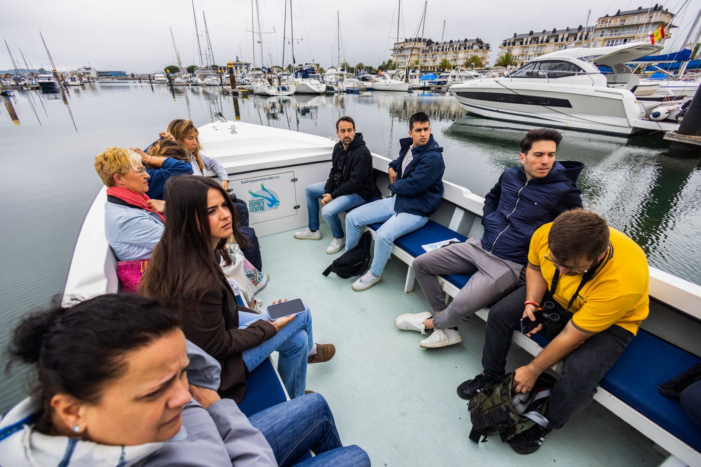 El barco tiene capacidad para doce personas, más otras dos de tripulación.