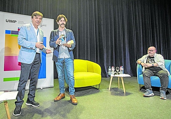 Eduardo Noriega recoge el premio de manos de Carlos Andradas, antes de la charla con Guillermo Balbona.