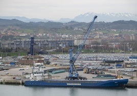 Un buque atracado en el Puerto de Santander.