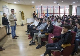 Imagen de archivo del alcalde, Diego Movellán, con un grupo de jóvenes.