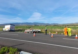 Operarios y Guardia Civil, en el lugar del accidente en el N-232.