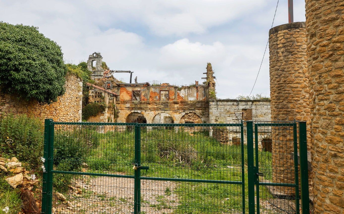 Estado actual de la fachada principal del palacio barroco montañés con soportal y zaguán, y solana en el primer piso. En los restos del zaguán aún se ven tres arcos de medio punto y en el piso superior una galería adintelada