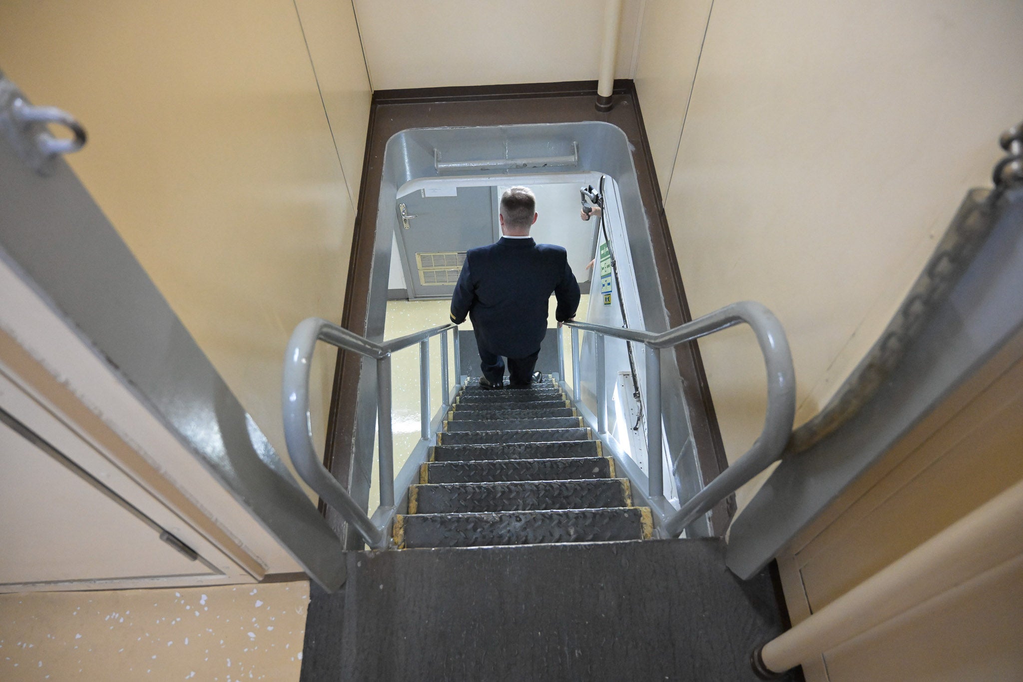 Una de las escaleras para cambiar de nivel en el barco.