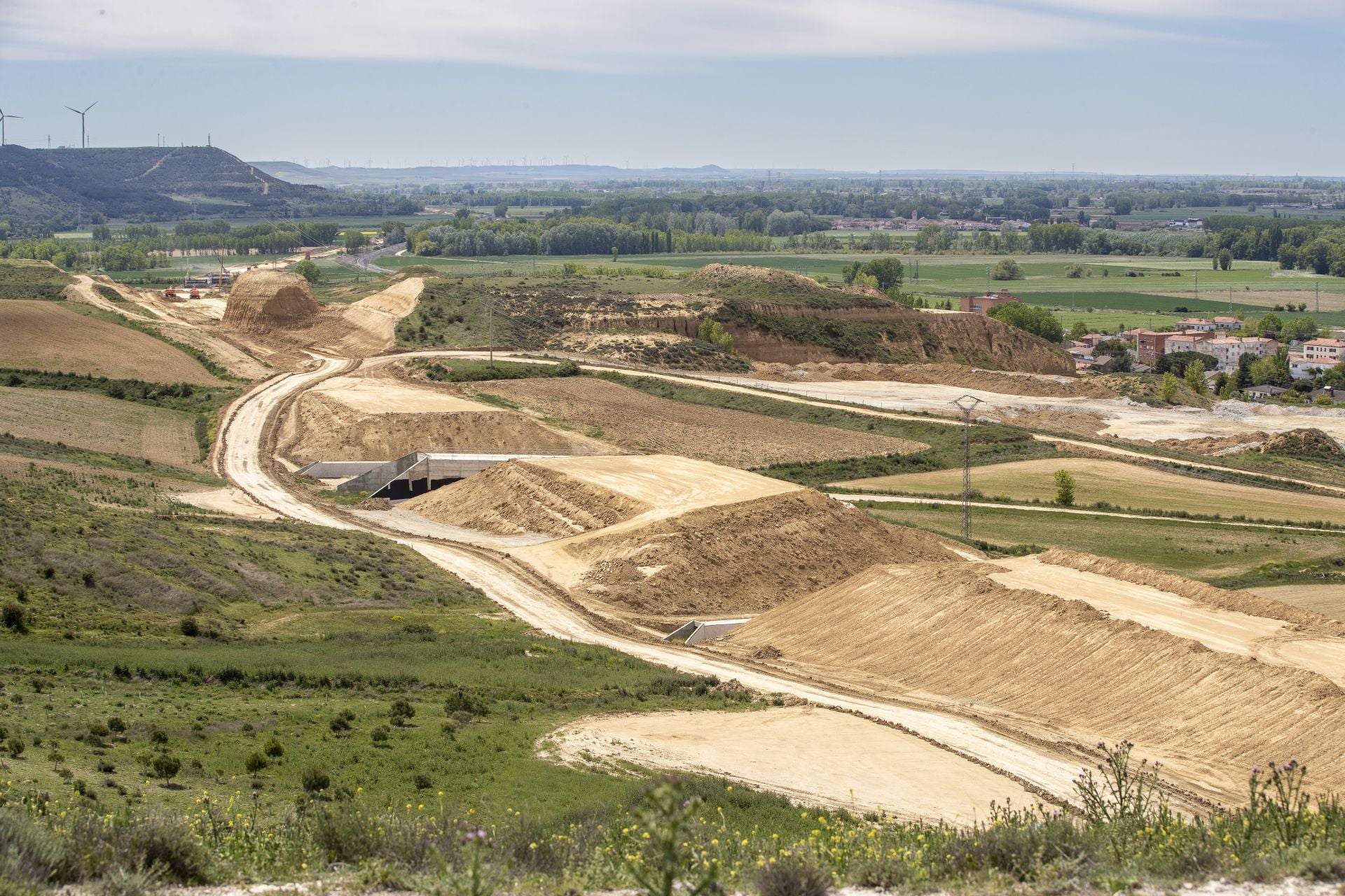 La obra del AVE, desde el castillo de Monzón de Campos.