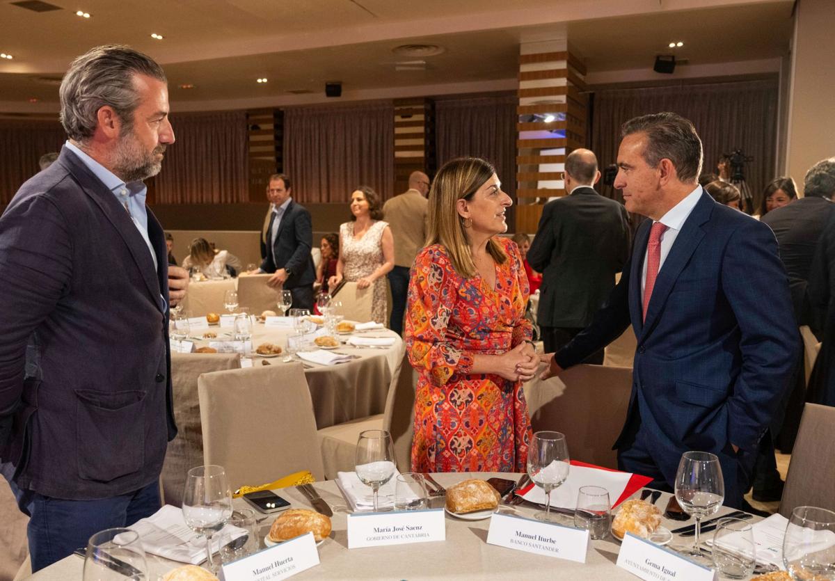 Manuel Huerta observa la conversación entre la presidenta y Manuel Iturbe, que la presentó en el acto.