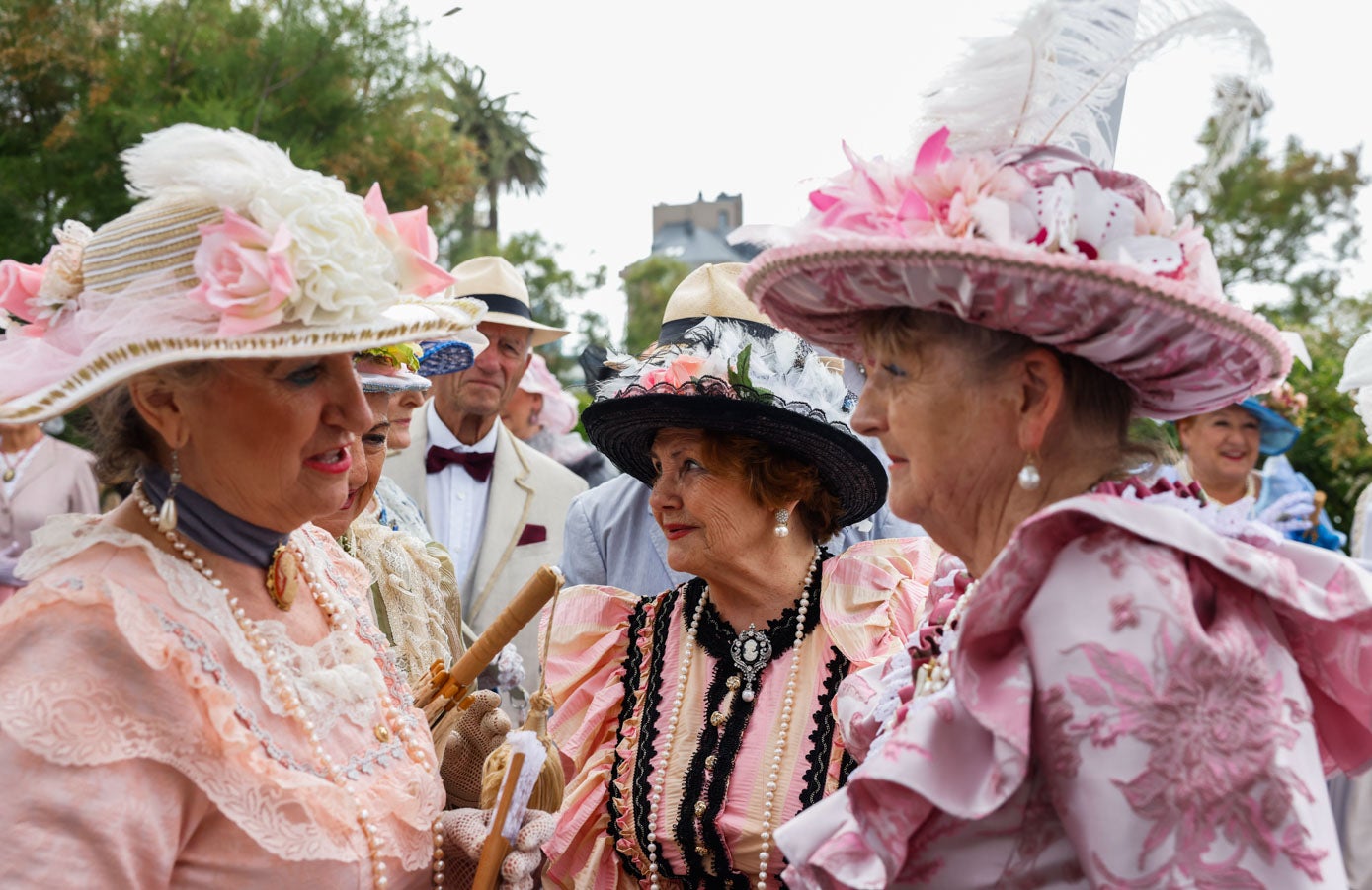 Varias mujeres conversan entre ellas durante la primera jornada de los Baños de Ola. 