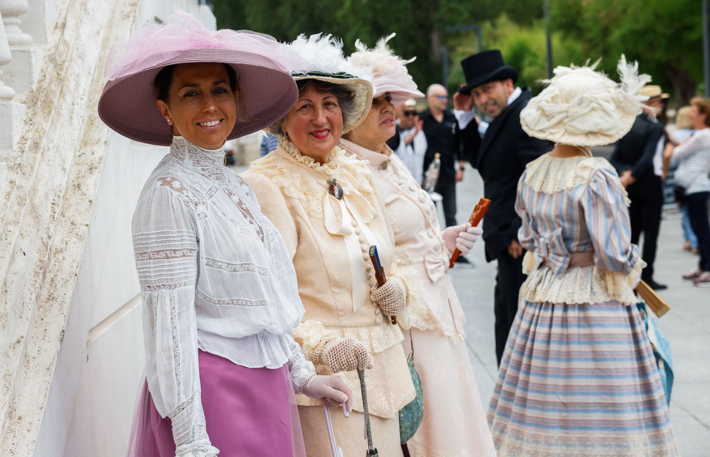 Irene Cote y su madre, María José Mínguez, diseñadora de trajes de época. 