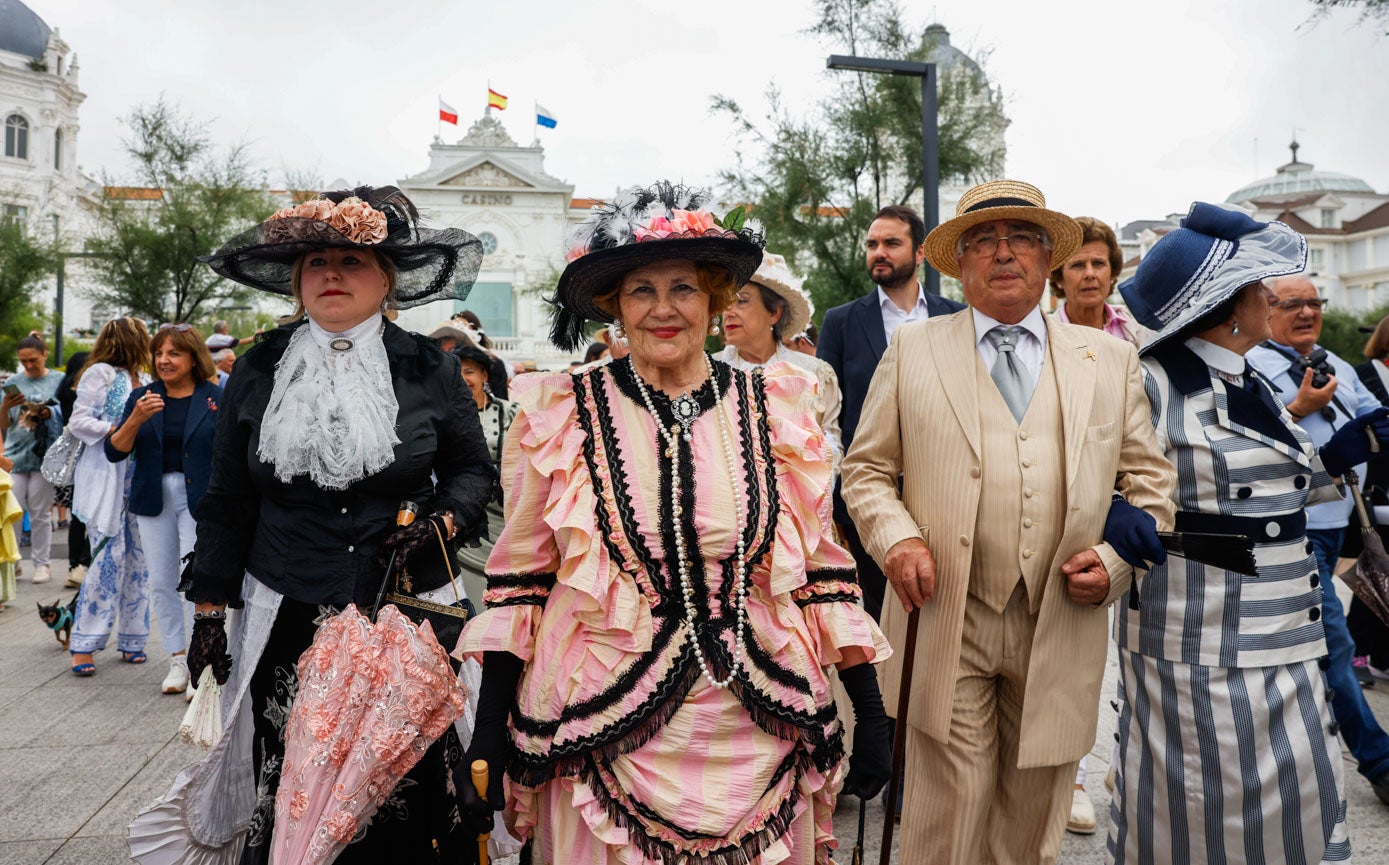 El evento que recrea el veraneo histórico congregó a una multitud de participantes y curiosos que se sumaron a la fiesta. 