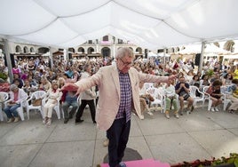 Ian Gibson sube al escenario ante una plaza abarrotada