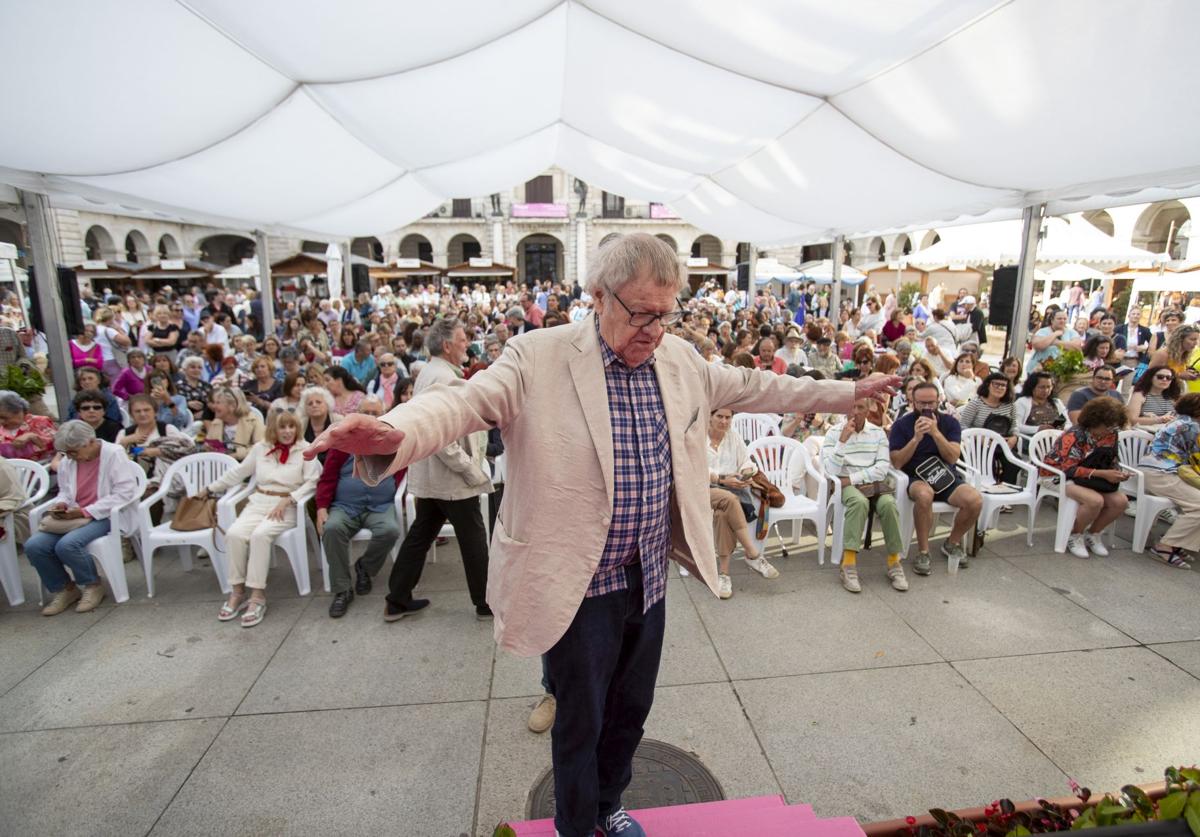 Ian Gibson sube al escenario ante una plaza abarrotada