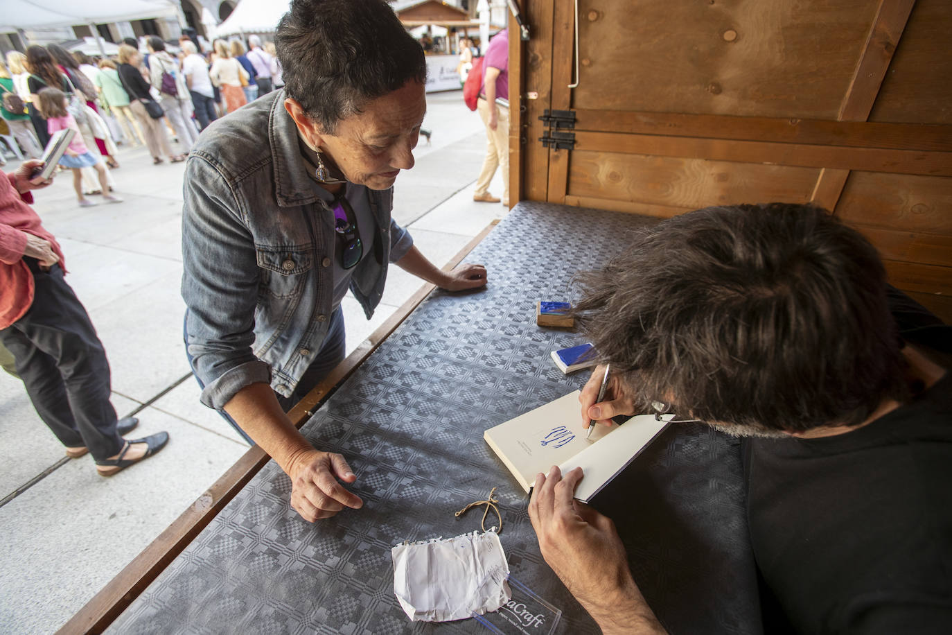 Marcos Díez firma su libro a una lectora