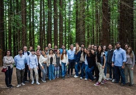 Feijóo, en el centro, con la presidenta de Cantabria y los participantes del campamento de la Fundación Reformismo 21, este viernes, en el bosque de las secuoyas de Cabezón de la Sal.