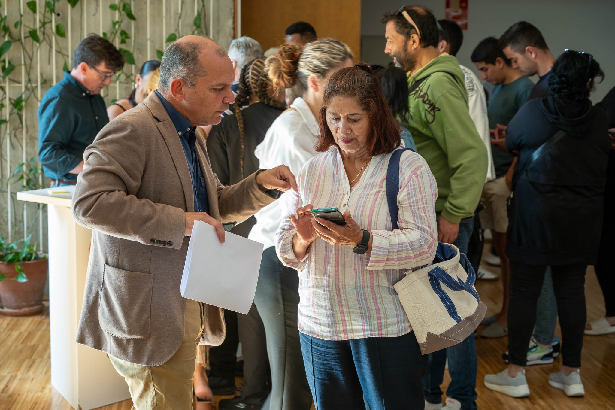 Repaso de inscritos antes de acceder al salón del sorteo.