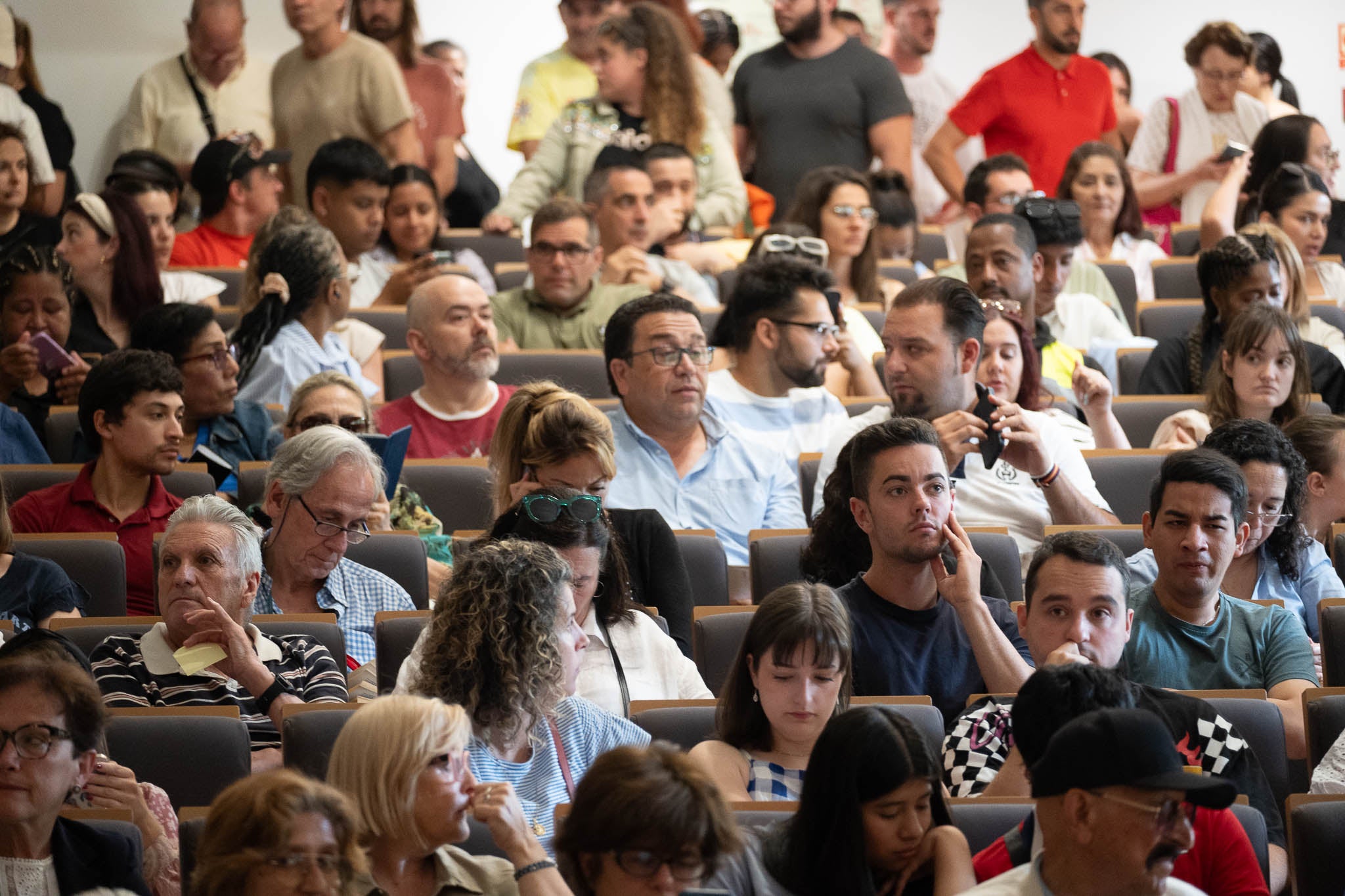 El patio de butacas se llenó por completo durante la mañana.