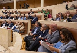 Actividad legislativa. Los diputados, tras la bancada del Gobierno, votan las propuestas de resolución durante el último debate sobre el estado de la región.