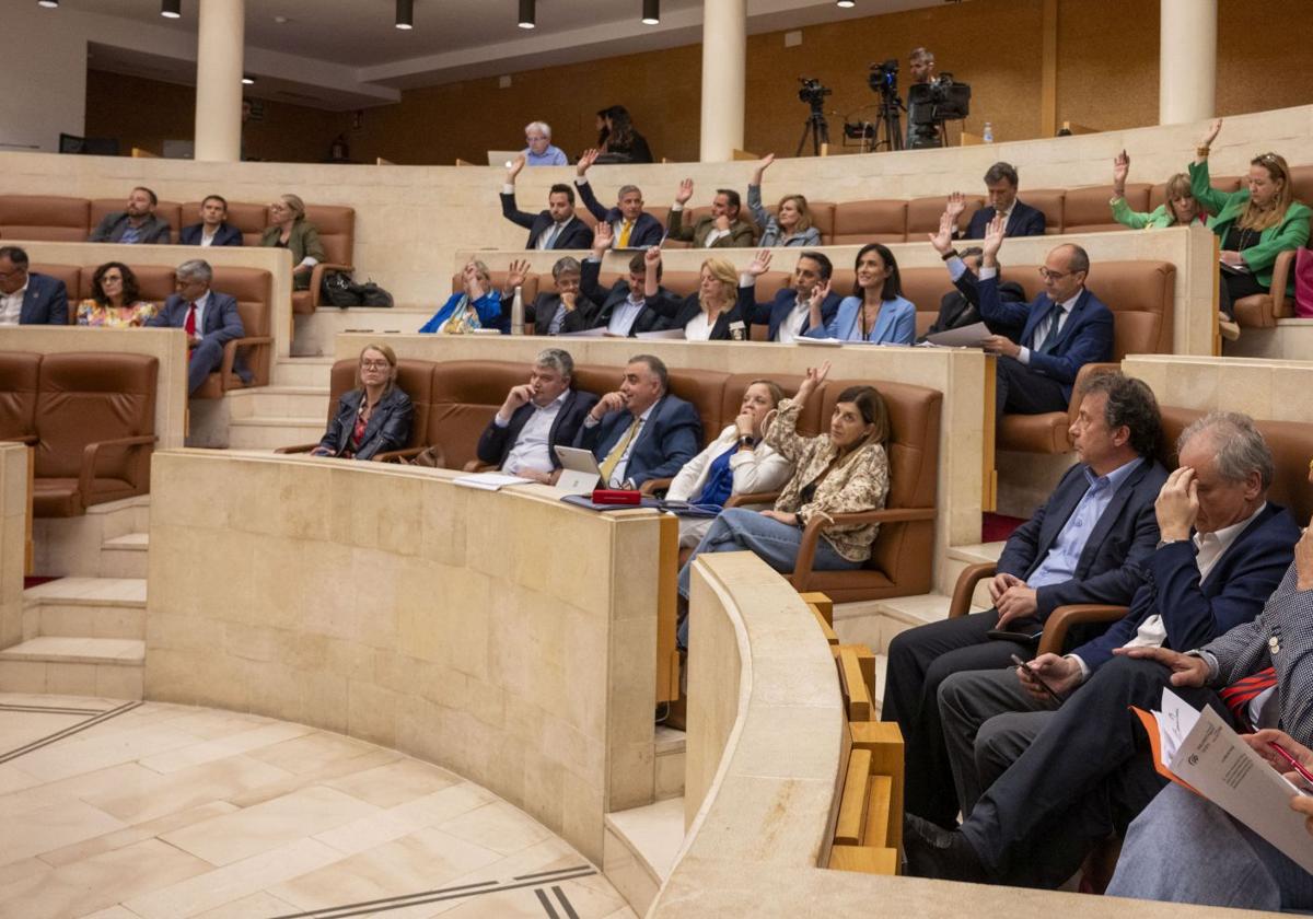 Actividad legislativa. Los diputados, tras la bancada del Gobierno, votan las propuestas de resolución durante el último debate sobre el estado de la región.