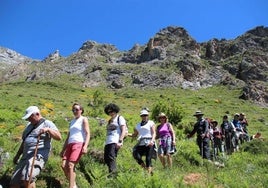 Grupo de turistas en una ruta por Picos de Europa