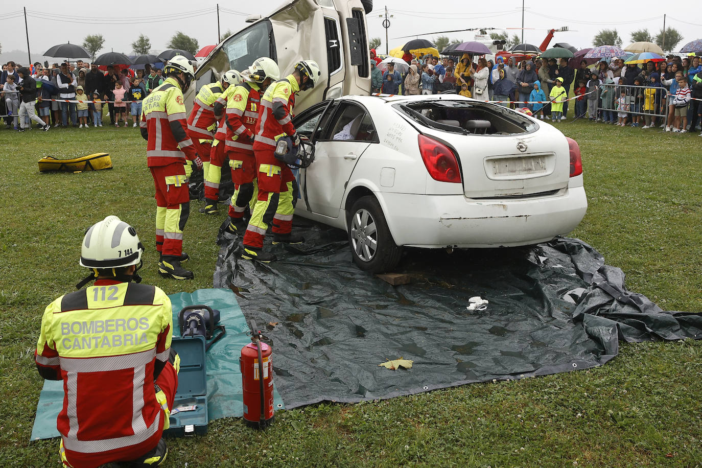 El público pudo conocer el protocolo de actuación de los bomberos al atender a las víctimas de un accidente de tráfico.