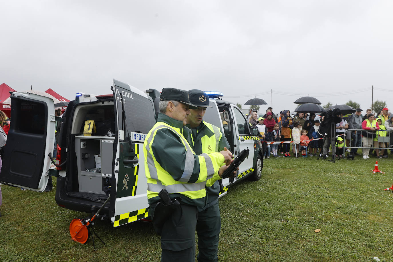 Generalmente son los efectivos de la Guardia Civil los primeros en llegar al punto en que se ha producido un accidente de tráfico, y se encargan de señalizar y asegurar la zona.