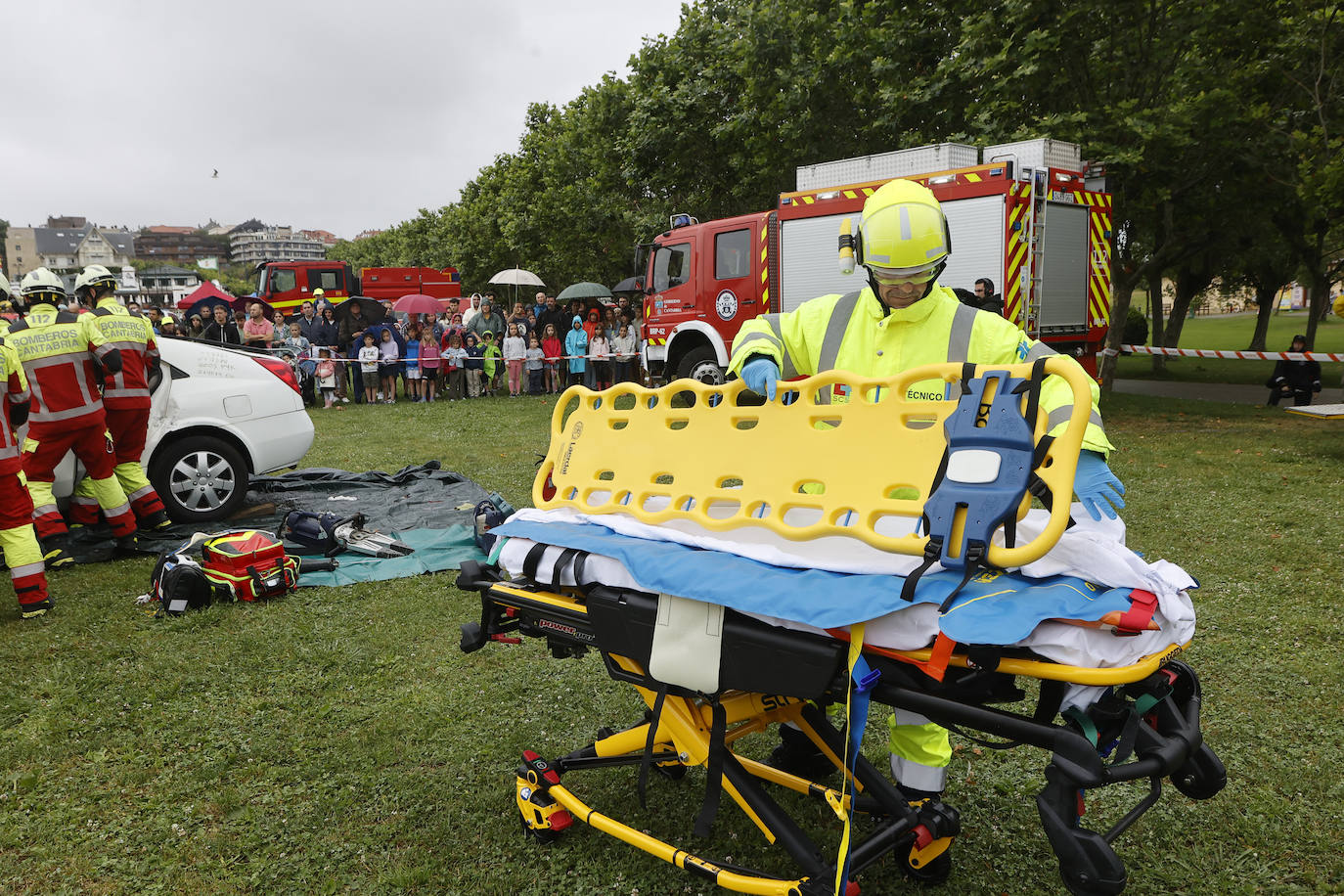 Los equipos médicos, listos para atender y estabilizar a las víctimas de accidente.