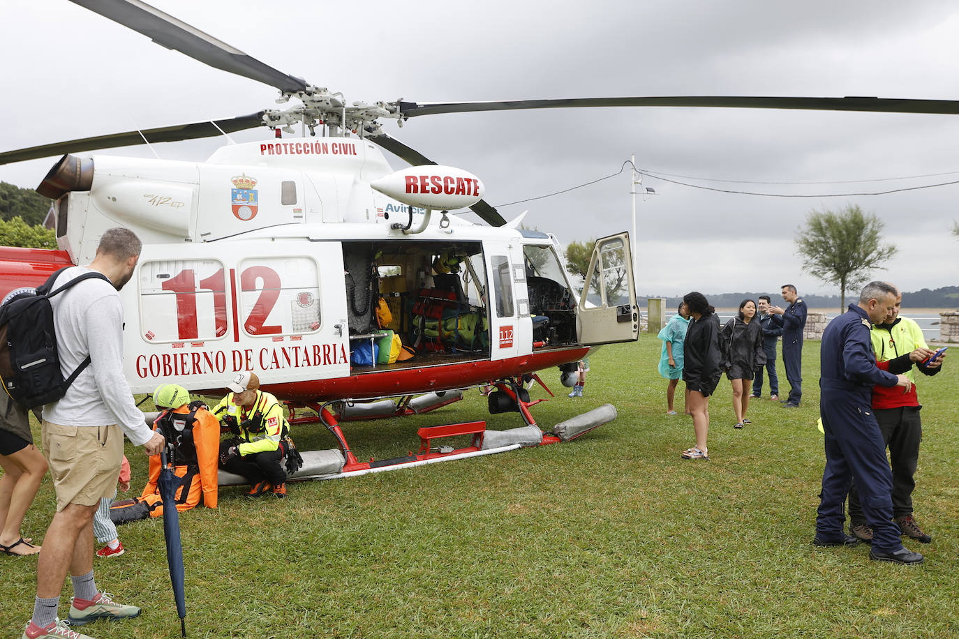 El helicóptero del 112 realizó un rescate en la zona de costa.