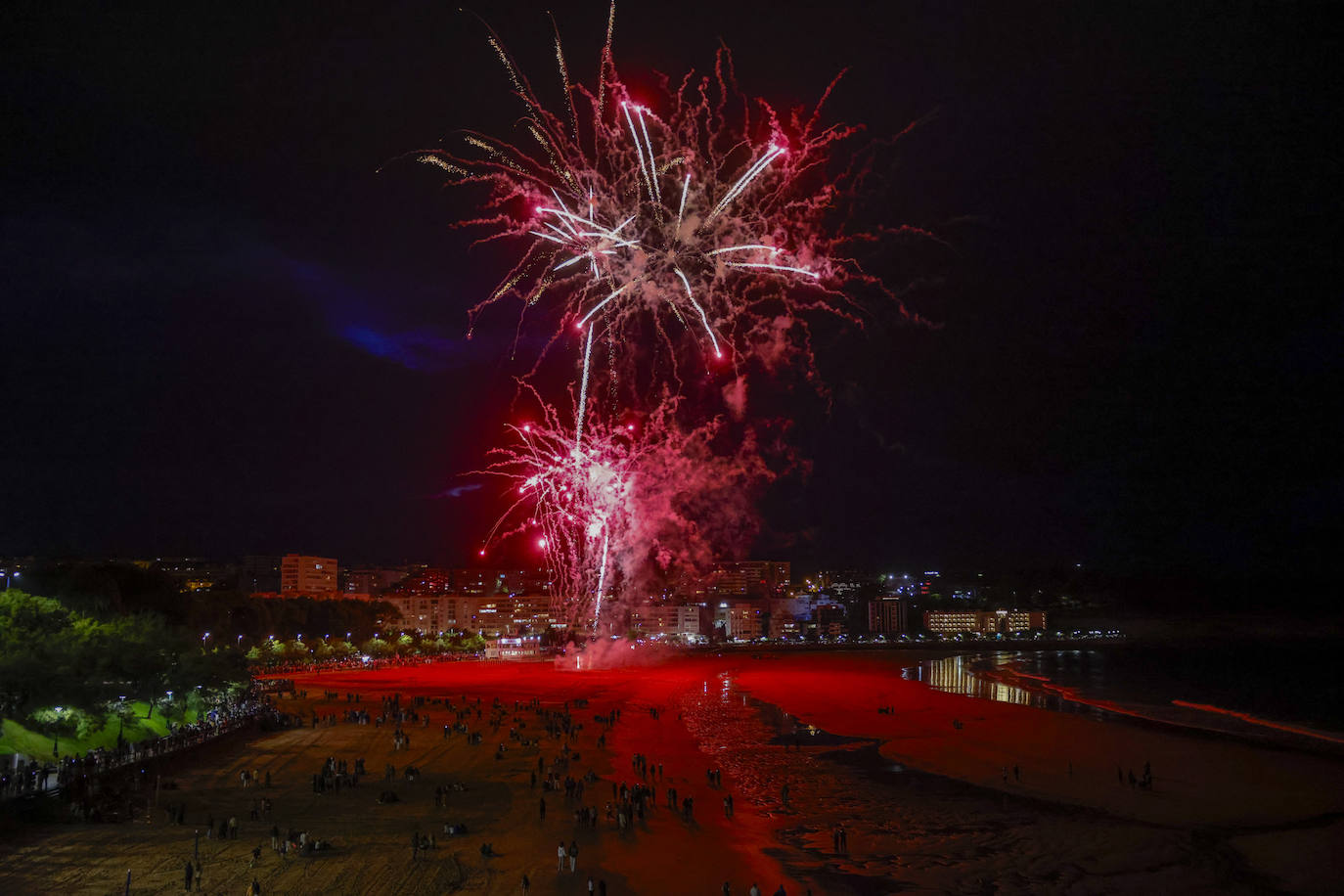 Los fuegos artificiales lanzados desde la Segunda playa de El Sardinero pusieron el colofón a la jornada del sábado de los Baños de Ola.