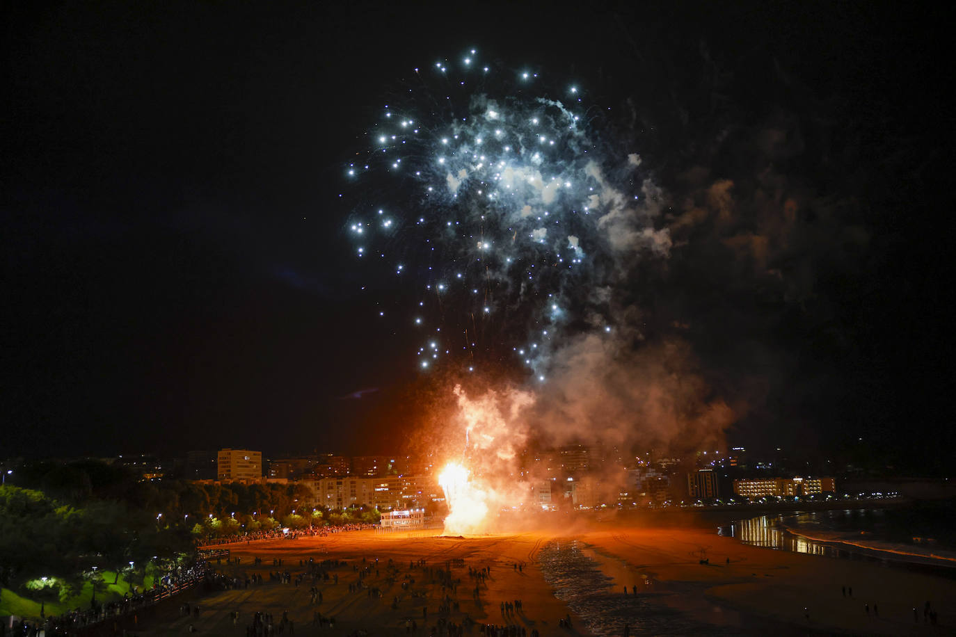 Hubo asistentes que optaron por bajar a la playa para poder ver los fuegos artificiales.