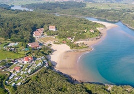 Vista de la playa de La Arena en Arnuero.