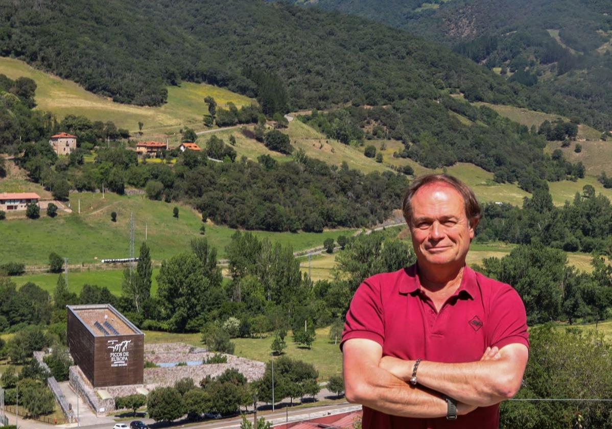 Jesús Celada, con el Centro de Visitantes del Parque y los Picos de Europa de fondo