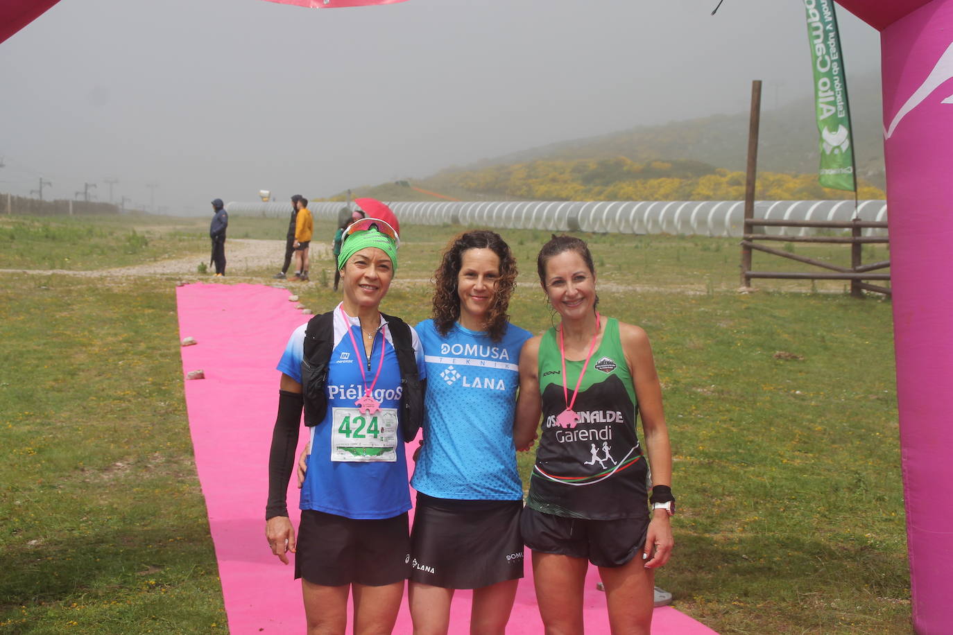 El podio femenino del trail de 20 kilómetros de La Herradura de Campoo lo compuso en segunda posición Gabriela Sánchez, junto a la vencedora Onditz Iturbe y en tercera posición María Delgado.