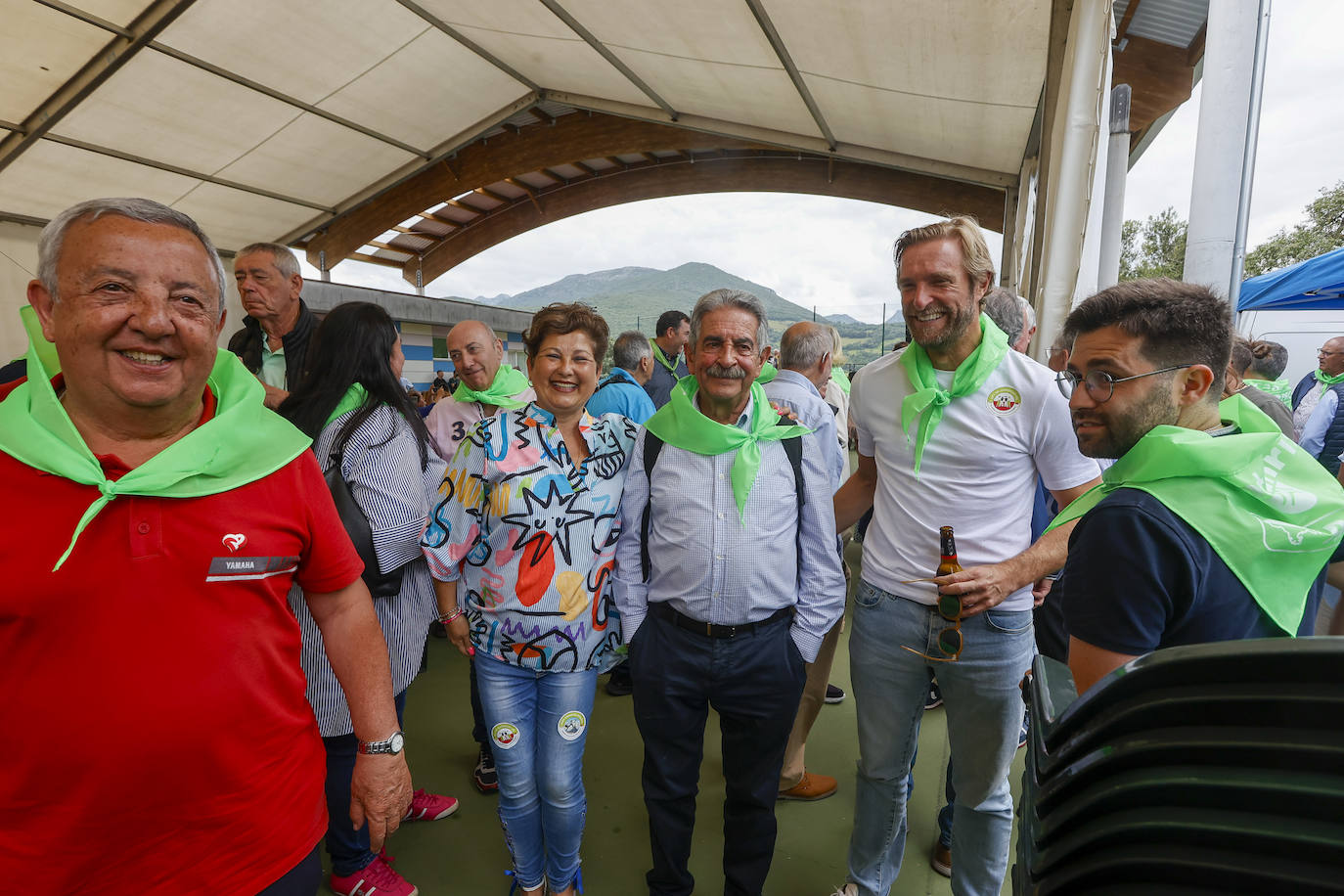 Miguel Ángel Revilla, secretario general del PRC, y Felipe Piña, portavoz del partido en Santander, durante la fiesta. 