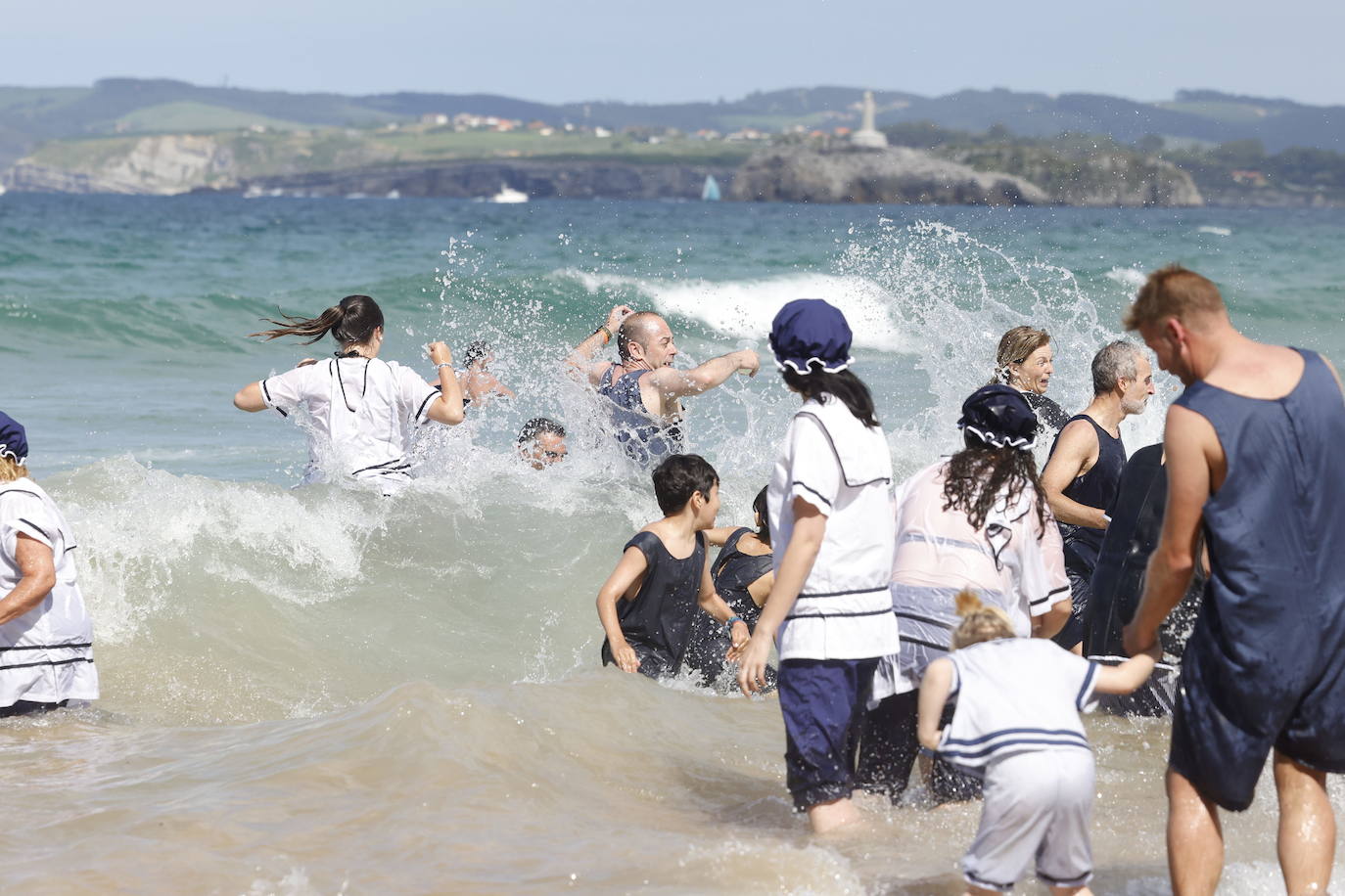 Los bañistas durante el tradiciona chapuzón en la Primera Playa de El Sardinero.