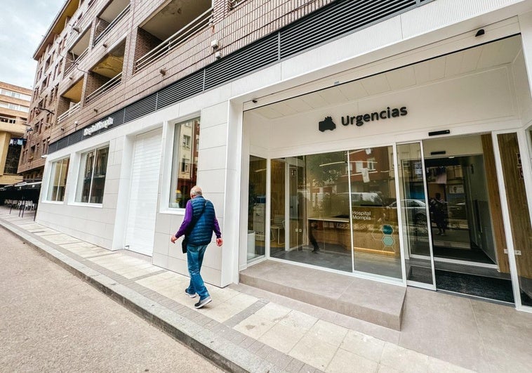 Entrada al servicio de Urgencias del nuevo centro de Hospital Mompía en Santander, al que se accede por la Plaza del Progreso.