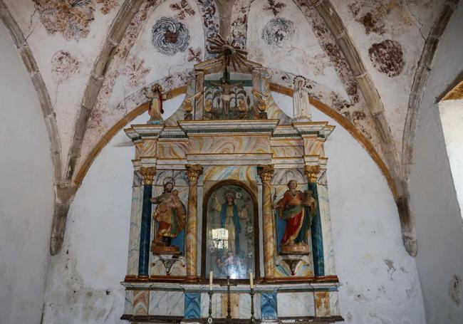 Los trabajos han propiciado el descubrimiento de nuevas pinturas, principalmente detrás del retablo